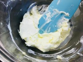 待奶油软化成泥状，放入糖粉，搅拌几下。