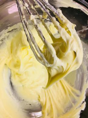 用蛋抽充分搅拌奶油奶酪。直到它顺滑，没有颗粒。