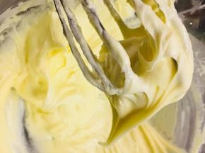 用蛋抽充分搅拌奶油奶酪。直到它顺滑，没有颗粒。