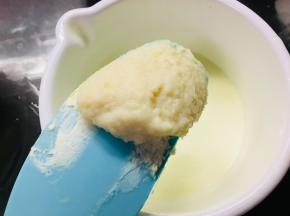 用50克凉牛奶冲开10克吉利丁粉。如果你要吉利丁片，用凉水泡软即可。（如果你一次性做两个模具，也就是30块的话，这里用100克牛奶冲开20克吉利丁粉）