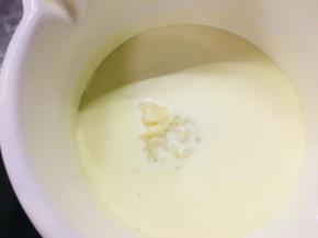 将剩下的牛奶与淡奶油混合加热，将融化的吉利丁粉加入进去。（如果你用吉利丁片，这里将泡软的吉利丁片放入牛奶与淡奶油中）搅拌至完全溶解。