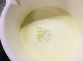 将剩下的牛奶与淡奶油混合加热，将融化的吉利丁粉加入进去。（如果你用吉利丁片，这里将泡软的吉利丁片放入牛奶与淡奶油中）搅拌至完全溶解。