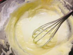 分次！将淡奶油混合物倒入奶酪糊中。充分搅拌均匀。