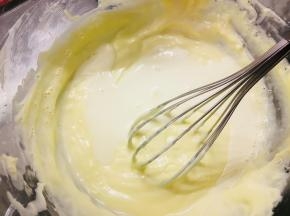 分次！将淡奶油混合物倒入奶酪糊中。充分搅拌均匀。