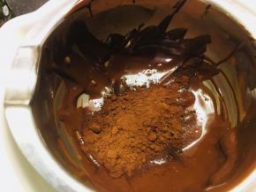 搅拌好后，将奶酪糊分成若干份，具体的根据你自己想做的种类决定。然后就可以调制各种口味所需要的食材了。蓝莓酱，色素，果绒，奥利奥可以直接加进去。这里我们说下巧克力和抹茶两种口味的调制。黑巧克力隔水融化，融化后加入5克的可可粉搅拌均匀。抹茶粉用开水冲开，搅拌至无颗粒，有一定流动性，再加入到奶酪糊中。