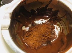 搅拌好后，将奶酪糊分成若干份，具体的根据你自己想做的种类决定。然后就可以调制各种口味所需要的食材了。蓝莓酱，色素，果绒，奥利奥可以直接加进去。这里我们说下巧克力和抹茶两种口味的调制。黑巧克力隔水融化，融化后加入5克的可可粉搅拌均匀。抹茶粉用开水冲开，搅拌至无颗粒，有一定流动性，再加入到奶酪糊中。