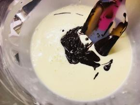 然后加入到奶酪糊中搅拌均匀即可。