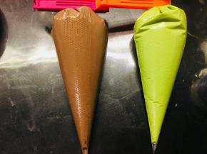 将你需要的几种口味的奶酪糊调制好后，装入裱花袋中。