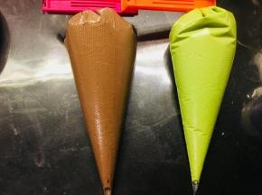 将你需要的几种口味的奶酪糊调制好后，装入裱花袋中。