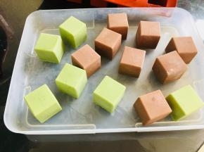 冷冻好后，脱模。可以淋面，喷沙，装饰。