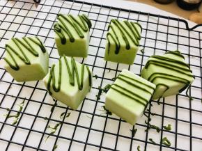 挤上巧克力线条也是个不错的选择。