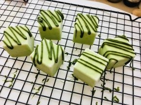 挤上巧克力线条也是个不错的选择。