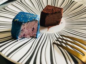 表面可以筛粉。用朗姆酒调制些金粉，银粉，用毛刷拨在上面都可以。