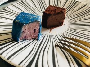 表面可以筛粉。用朗姆酒调制些金粉，银粉，用毛刷拨在上面都可以。