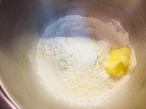 将高粉，糖，盐，黄油一次倒入搅拌缸中