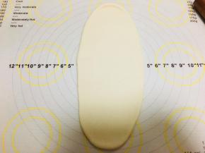 发酵好后，取一个小面团，按扁，擀成牛舌型。从中间往两头擀。