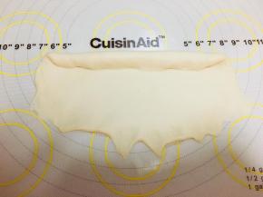 旋转90度。横过来。底部按薄。从上往下卷。边卷边按。