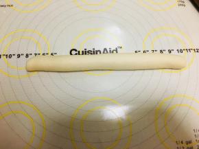 收口留在底部，把长条搓均匀。