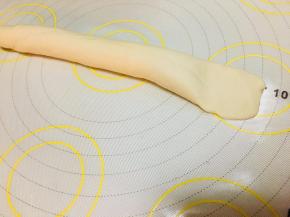 将长条的两端，一端搓尖，一端按扁。