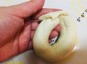 用按扁的那端包裹住搓尖的那端，收口留在里面。