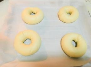 煮面圈之前，把烤箱预热。上火210.下火200.