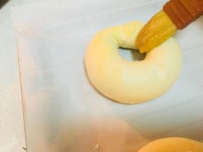 表面刷上蛋液。