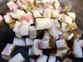 中高火，取锅不用放油倒入腊肉炒