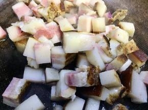 中高火，取锅不用放油倒入腊肉炒