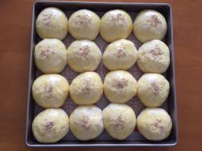 二次发酵完成后，刷上蛋液，撒上白芝麻，放入预热好的烤箱，168度，18分钟，上色后盖上锡纸