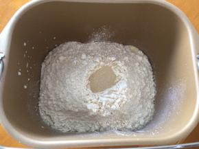 将黄油以上全部材料放入面包机，和面20分钟