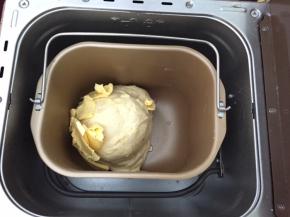 软化的黄油放入面包机，再次和面30分钟