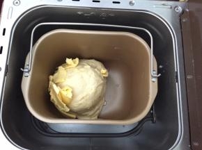软化的黄油放入面包机，再次和面30分钟