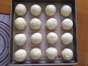 放入烤箱二次发酵30分钟，放一晚热水，增加湿气