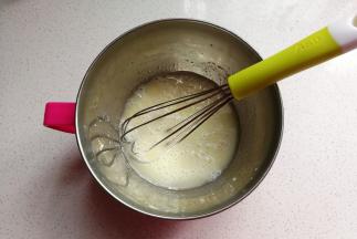 先做蛋糕体：玉米油、牛奶放入容器中，加入十克白糖搅拌均匀