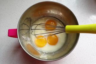 再放入蛋黄用手抽搅打均匀