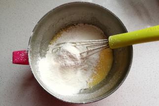 然后筛入低筋面粉翻拌均匀