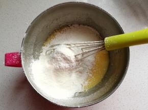 然后筛入低筋面粉翻拌均匀