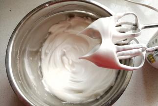 蛋清分次加入白糖和少许柠檬汁，打发至湿性接近硬性状态