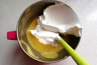 先取1/3的蛋白霜到蛋黄糊中翻拌均匀