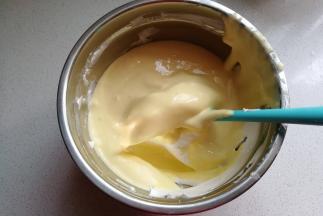 再把拌好的蛋糊倒入到剩下的蛋白霜中，翻拌均匀