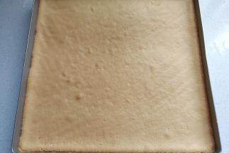 考好的蛋糕出炉晾凉，然后脱模