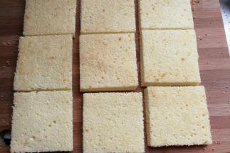 再把蛋糕体分切成九个均等小方块，盖上保鲜膜放一旁备用