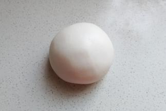 接下来我们来做翻糖膏小方片：取翻糖膏200克（我这是提前一天自己做的，也可以直接购买）