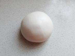 接下来我们来做翻糖膏小方片：取翻糖膏200克（我这是提前一天自己做的，也可以直接购买）