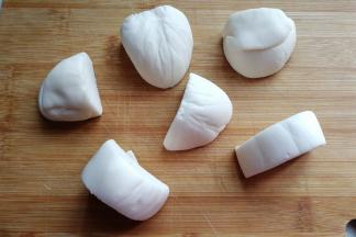 把翻糖膏切成均等的六份