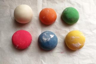 然后分别调入食用色素，揉成不同颜色的6份