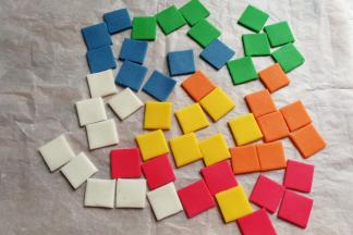 依次做好六种颜色的翻糖膏小方片，放一旁备用（数量45片，蛋糕体需5面，每面9片）