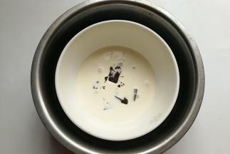 再来做巧克力奶油夹馅：20克巧克力+50淡奶油放入碗中，隔热水融化