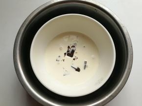再来做巧克力奶油夹馅：20克巧克力+50淡奶油放入碗中，隔热水融化
