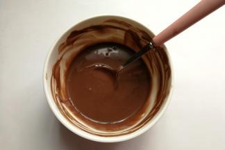 把融化的巧克力和淡奶油搅拌均匀后放入冰箱冷藏20分钟